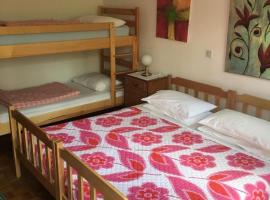 HOSTEL-SezanaLOKEV B&B, Cama e café (B&B) em Sežana