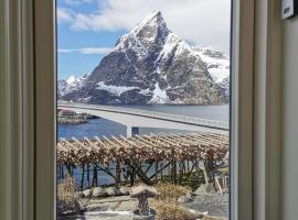 Sakrisøy Gjestegård - Manor House in Sakrisøy - Solbakken anno 1880, hotelli Reinessä