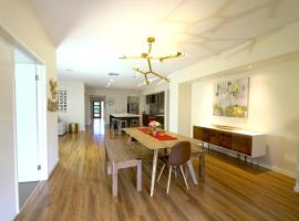 Stylish Luxe House For Big Group Near Shopping Center, αγροικία σε Point Cook