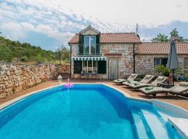 Chic Holiday Home in Marina with Private Swimming Pool, villa à Marina