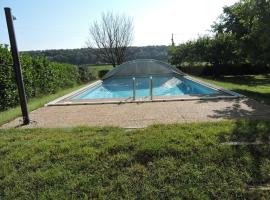 Loue haut de villa au calme piscine jardin arboré, Hotel in Cornillon-Confoux