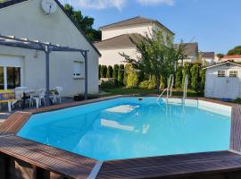 Villa du pic vert 105m2 , 4 chambres de plain-pied avec piscine à Montfaucon, vacation home in Montfaucon