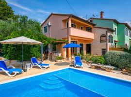 Villa Margerita with private pool, yard and parking, apartemen di Kastelir
