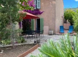 Petite maison au calme avec jardin clim et parking