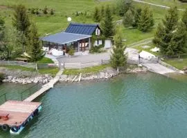Traditional Casa Pescarului langa lac cu ponton