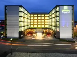 Holiday Inn Express Zürich Airport by IHG、リュムランクにあるチューリッヒ空港 - ZRHの周辺ホテル
