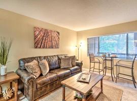 Pool Access and Private Deck Condo in Sedona, hotel v destinaci Sedona