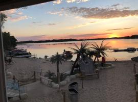 Tiki Beach Condo 1, hotel a Campbellsport