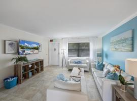 Seas The Day 2 - Newly Renovated 2BR Condo on Singer Island Duplex: Singer Adası şehrinde bir otel