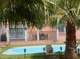 Villa provençale climatisée avec piscine privée, cheap hotel in Saint-Gilles
