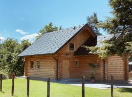 Log House Natura, cabaña o casa de campo en Radovljica