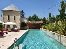 Domaine de Larchey & son restaurant - Bordeaux Sud, hotel u gradu 'Saint-Médard-dʼEyrans'