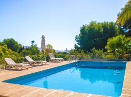 Villa Altozano with pool, barbeque, large garden, and fantastic sea views, hotel near Terra Natura, Benidorm