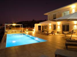 Eva Villas East, with infinity pool & and panoramic sea view, semesterboende i Gerani