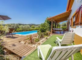 Striking Holiday Home in Carcavelos with Swimming Pool, villa in Carcavelos