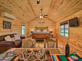 Rustic-Chic Country Cabin - 10 Mi to Main Street!, spa hotel in Fredericksburg