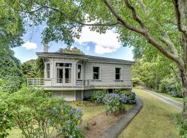 Elegant Villa Nestled In The Trees, holiday home in Nelson