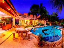 Relaxing Palm Pool Villa, & Tropical Illuminated Garden & Private Swimming Pool., hotel em Ban Kraek