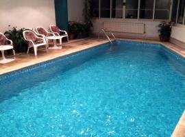 Hostellerie du Centre, hotel v destinaci Ancy-le-Franc