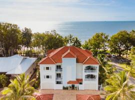 Villa Beach Palm Cove, serviced apartment in Clifton Beach