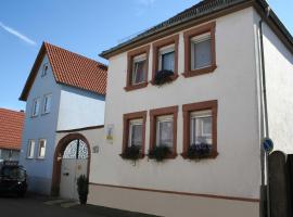 Ferienwohnung Spatzennest in Edesheim โรงแรมที่มีที่จอดรถในอีเดสไฮม์