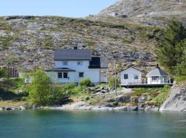 Seafront Holiday Home close to Reine, Lofoten, cottage in Sund