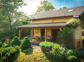 Green Hills Cottage in Zagorje with magnificent view, cheap hotel in Ravnice-Desinićke