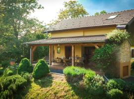 Green Hills Cottage with Pool & Magnificent View, hotel v destinácii Ravnice-Desinićke
