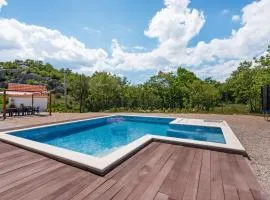 Villa in Neoric with Pool and Bubble Bath