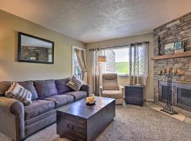 Condo with Pool and Grill Access about 4 Mi to Gatlinburg!، فندق في غاتلينبرغ
