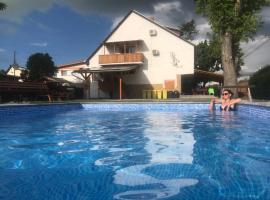 Famvarga Apartmanház, hotel di Balatonfenyves