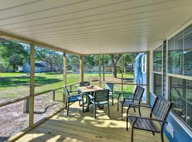 Pelican Place Coastal Cottage Walk to Back Sound, hotel with parking in Harkers Island