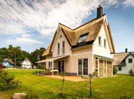 Luxusferienhaus Fuchsbau - mit Netflix, PlayStation, Sauna, Sportraum und Kamin, hotel in Zirchow