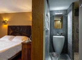 Demeures & Châteaux Auberge de la Tour - Hôtel & Restaurants - Marcolès Auvergne, hotel v destinaci Marcolès