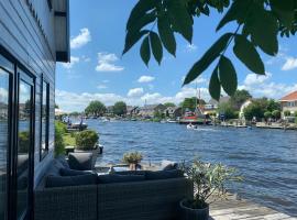 Holiday home at the water, fire place, boat and SUP rent, near Amsterdam, hotel with parking in Aalsmeer