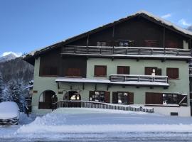 Chalet della Luna ATTENZIONE lavori di ristrutturazione in corso IMPALCATURA, hotel di Claviere