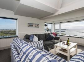 HEADLANDS-2 BED-SEA VIEW APARTMENT-TREARDDUR BAY, hotel in Trearddur