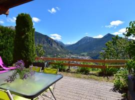 CHALET SERRE CHEVALIER AVEC VUE EXCEPTIONNELLE, Hotel in Puy-Saint-Pierre