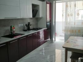 Свежайшая двухкомнатная на 4 чел у моря, hotel in Chornomorsk