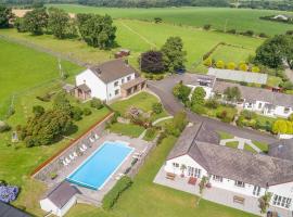 Trenewydd Farm Holiday Cottages, Hotel mit Pools in Cardigan