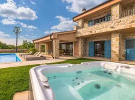 Stunning Home In Linardici With 4 Bedrooms, Jacuzzi And Outdoor Swimming Pool