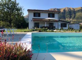 360 views, private infinity pool, Pisa, Lucca, Florence, large garden, atostogų namelis mieste Casabasciana