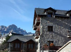 Apartamentos Blasco, hotel a prop de Peña Telera Mountain, a Tramacastilla de Tena