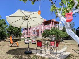 Alice's & Teo's Houses, hotel in Chlomatianá