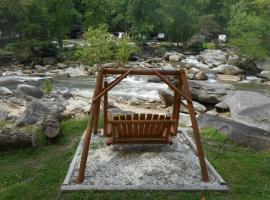 The Evening Shade River Lodge and Cabins, hotel in Chimney Rock