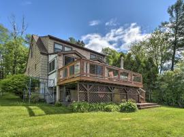 Picturesque Cottage with Sunroom on Ashmere Lake!、Hinsdaleのビーチ・ホテル