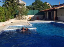 Villa Ivanka Murter ap C sa grijanim bazenom i besplatnim parkingom, Hotel in Murter