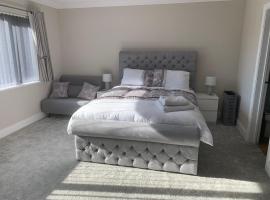 Kingsize Room with Private En-suite, within Brand New House - Near Poole, Dorset, hotel in Corfe Mullen
