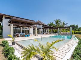 Unique Private Villa with Pools and Golf Cart, cabaña o casa de campo en La Romana