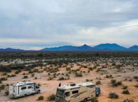 Dry Camping, Bring your own Camping Gear, RV or Mobile, close to sand dunes, kamp u gradu 'Salome'